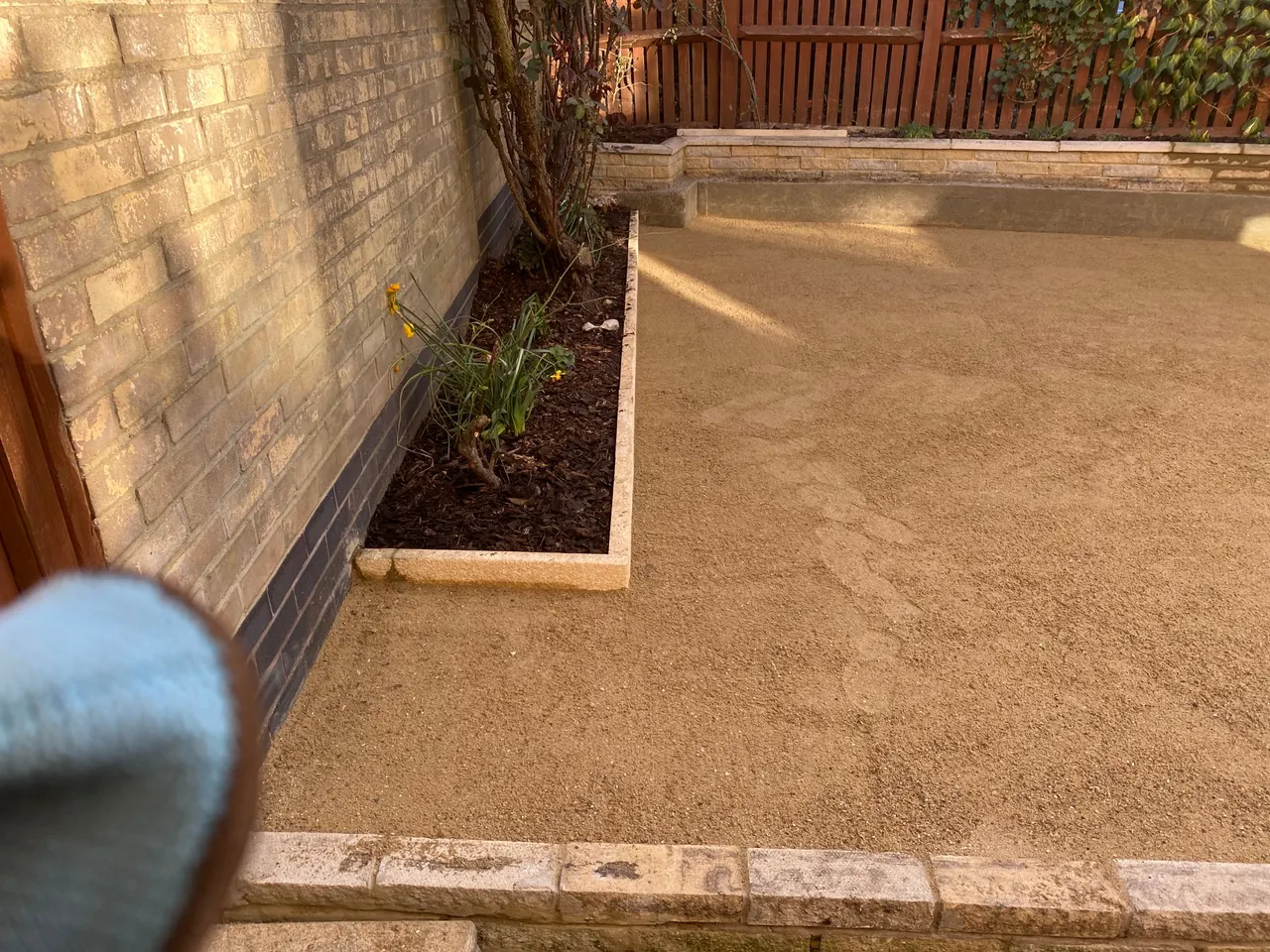 Self-binding gravel area with stone edging